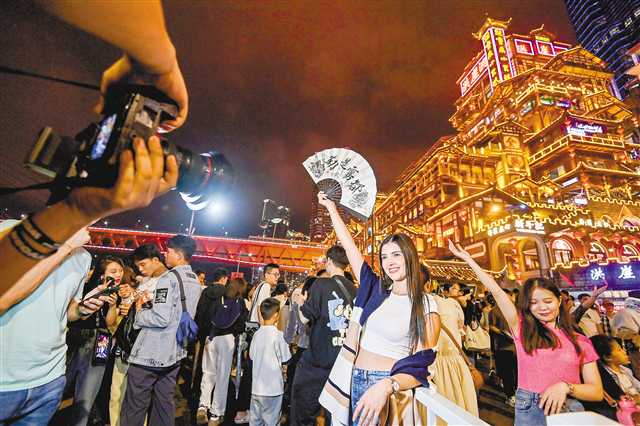 重庆国庆期间旅游人群实景