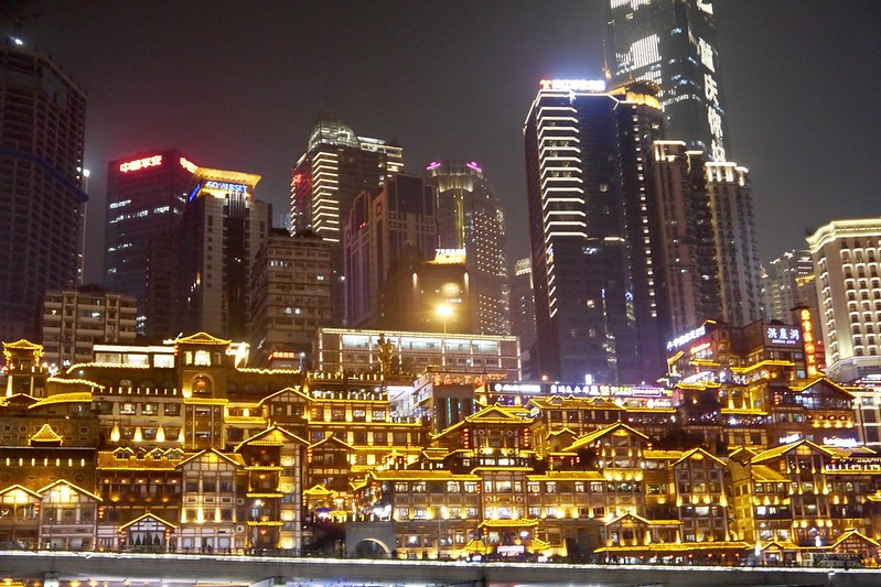 洪崖洞夜景,灯光璀璨的吊脚楼建筑群